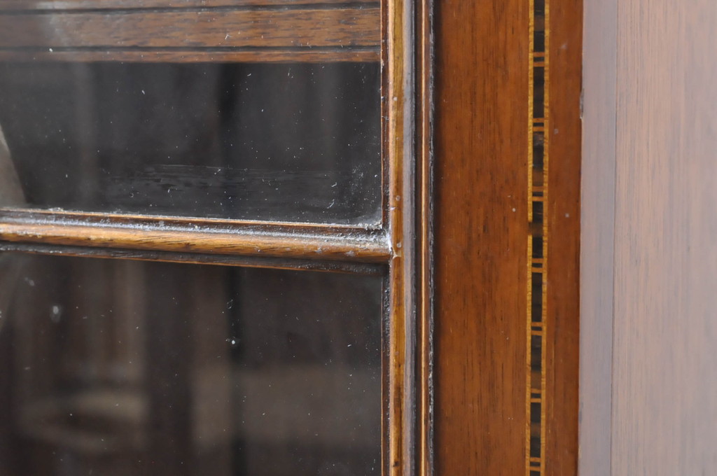 イギリスアンティーク　マホガニー材　美しい象嵌入りの縦型キャビネット(収納棚、戸棚、ブックケース、本箱、飾り棚、カップボード、食器棚、英国)(R-065879)
