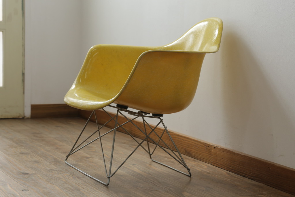 アメリカビンテージ　Hermanmiller(ハーマンミラー社)　Charles & Ray Eames(チャールズ&レイ・イームズ)　ローロッドベース　様々なシーンで使い勝手の良いシンプルなフォルムのシェルアームチェア(ダイニングチェア、椅子、イス、ヴィンテージ)(定価約14万3千円)(R-072797)