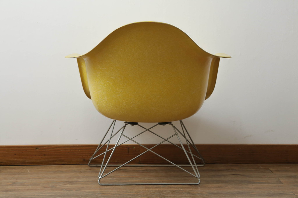 アメリカビンテージ　Hermanmiller(ハーマンミラー社)　Charles & Ray Eames(チャールズ&レイ・イームズ)　ローロッドベース　様々なシーンで使い勝手の良いシンプルなフォルムのシェルアームチェア(ダイニングチェア、椅子、イス、ヴィンテージ)(定価約14万3千円)(R-072797)