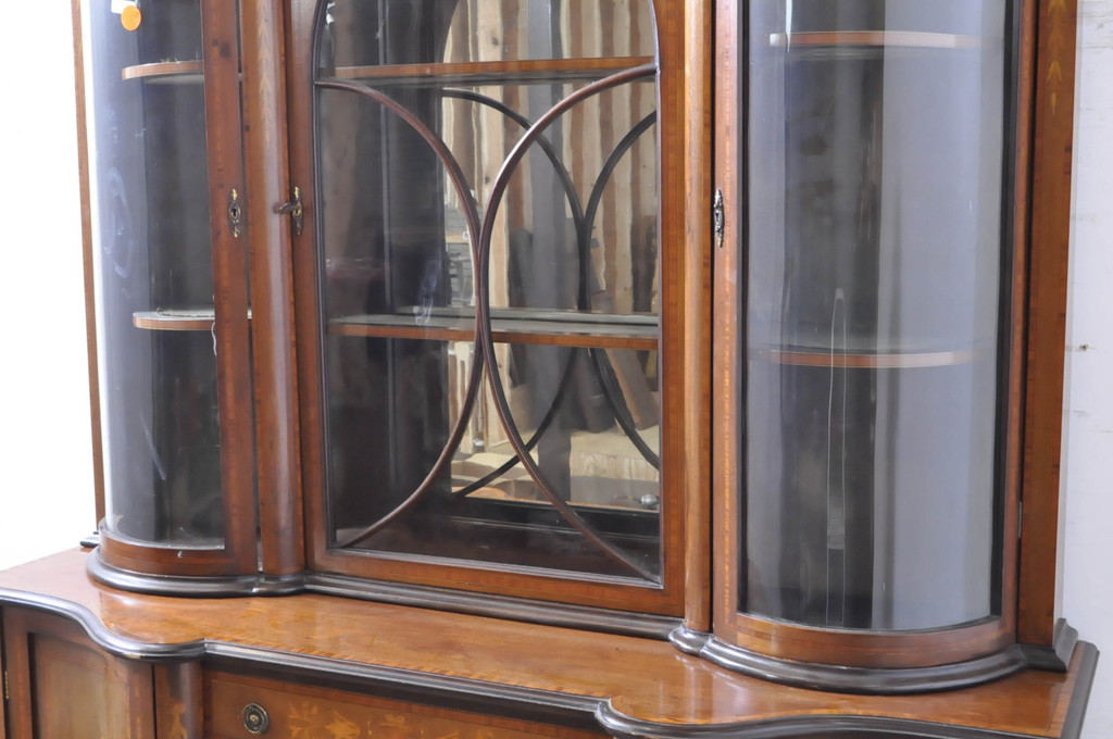 イギリスアンティーク　高級品!!　マホガニー材　繊細なデザインの象嵌が美しい曲面ガラスのキャビネット(Rガラス、飾り棚、収納棚、戸棚、店舗什器、英国、曲げガラス)(R-065884)