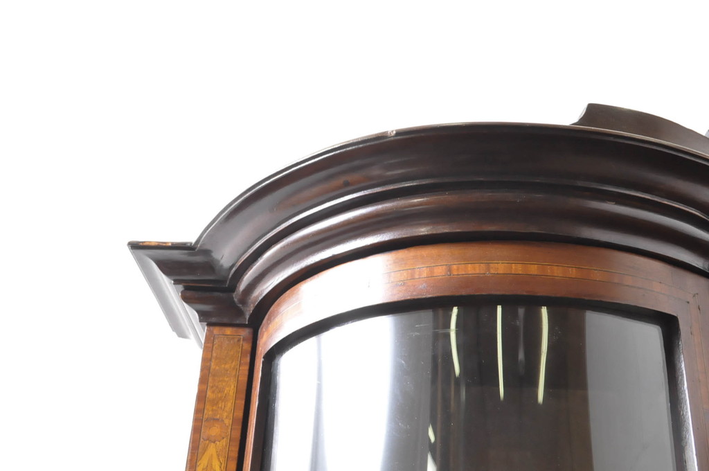 イギリスアンティーク　高級品!!　マホガニー材　繊細なデザインの象嵌が美しい曲面ガラスのキャビネット(Rガラス、飾り棚、収納棚、戸棚、店舗什器、英国、曲げガラス)(R-065884)