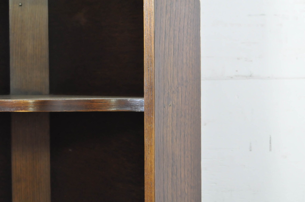 イギリスビンテージ　オーク材　アーチ型の彫刻が目を引くコーナーキャビネット(収納棚、戸棚、英国、サイドキャビネット、飾り棚、ヴィンテージ)(R-065766)