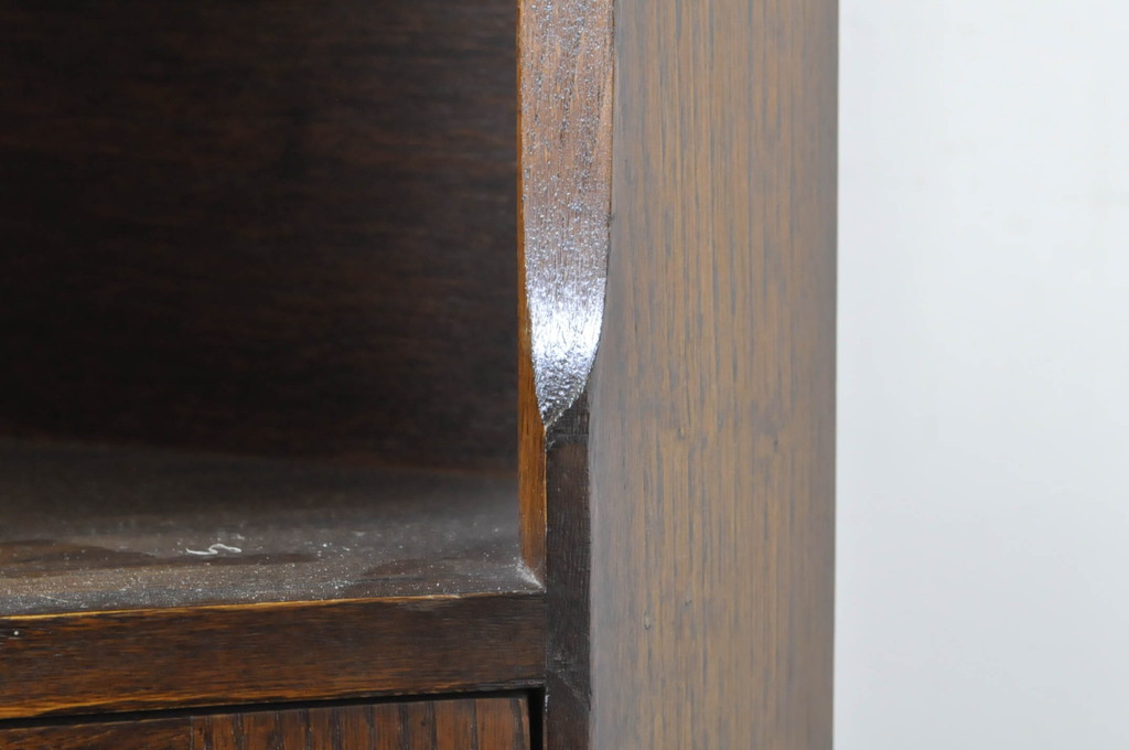 イギリスビンテージ　オーク材　アーチ型の彫刻が目を引くコーナーキャビネット(収納棚、戸棚、英国、サイドキャビネット、飾り棚、ヴィンテージ)(R-065766)