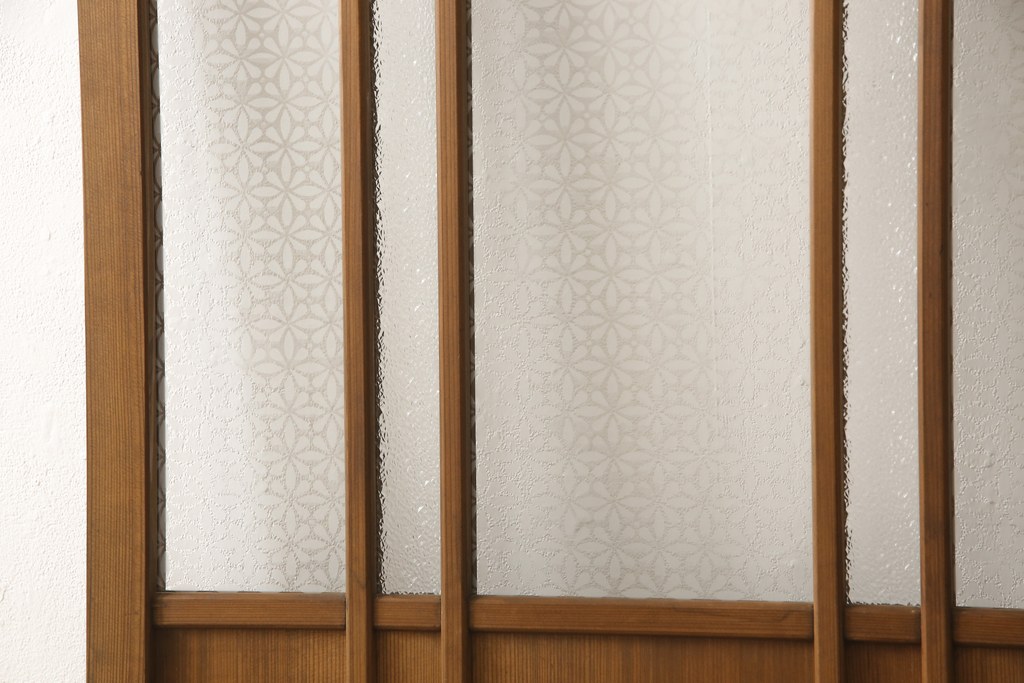 ガラス戸をリペア&カスタム!ご希望のサイズにリサイズし、ダイヤガラスはそのままに、スリガラス部分は変わり花菱紋様へ差し替え。戸車を取付、本体はブラウン色に着色。(引き戸)