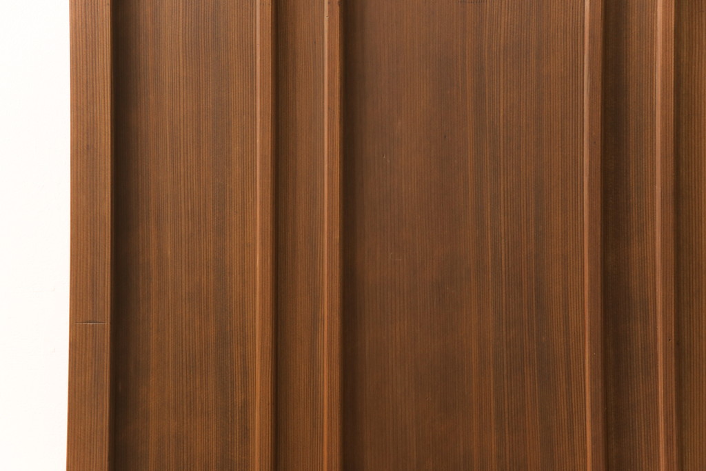 【セミオーダー家具実例】昭和中期のガラス戸をご希望のサイズにリサイズしました。ダイヤガラスはそのまま使用し、スリガラスを変わり花菱紋様へ差し替え。戸車を取付、本体はブラウン色に着色しました。(引き戸)