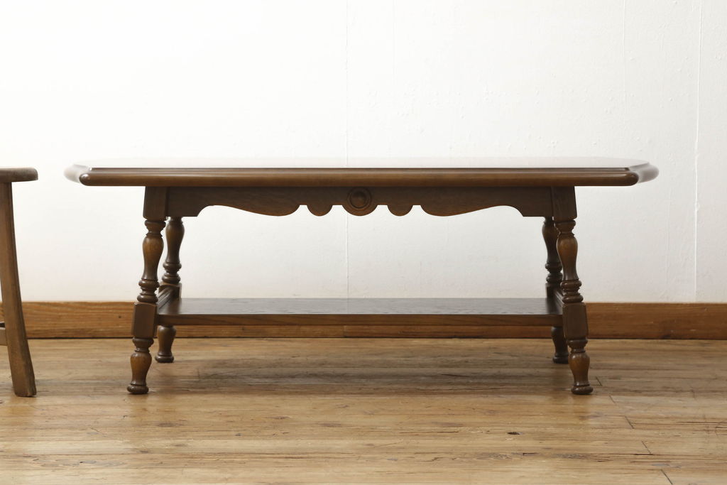 中古　美品　飛騨産業　キツツキマーク　穂高シリーズ　気品あるクラシカルなデザインが魅力的なセンターテーブル(ローテーブル、リビングテーブル)(R-058833)