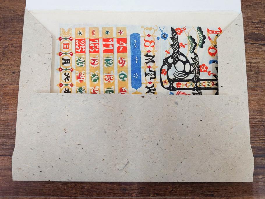 1987年(昭和62年)　人間国宝　芹沢銈介　細かな彩色に匠の技が光る型染カレンダー(木版画、多色摺り、和紙、暦、12ヶ月揃い、竹、宝船、農作業、手仕事、桃の節句、蝶、ちょう、花、植物、端午の節句、鯉登り、トンボ、蜻蛉、キツツキ、柿、栗、くり、ケース付き)(R-079471)　