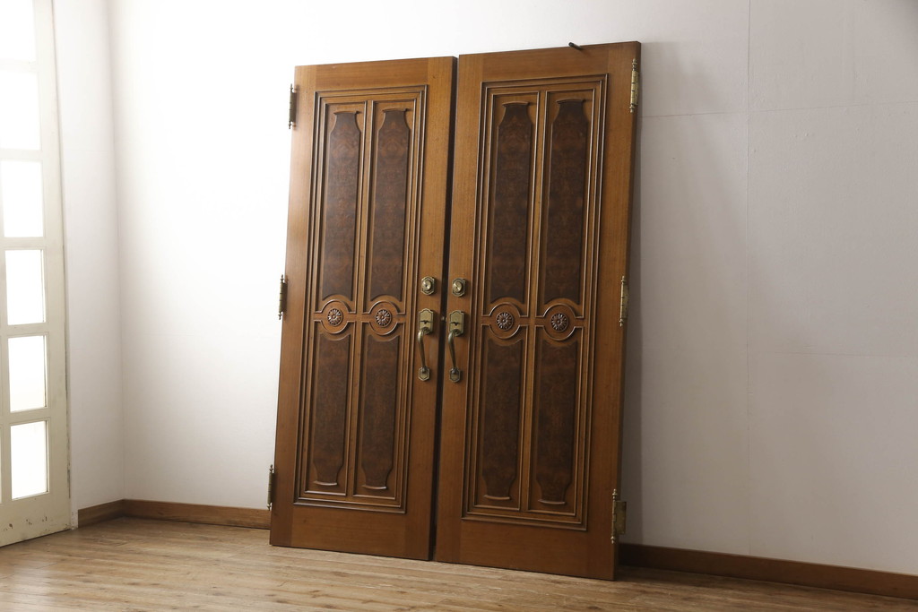 中古　特注品　クラシカルで重厚感のある佇まいが魅力的なドア1枚(木製扉、建具)(R-079512)