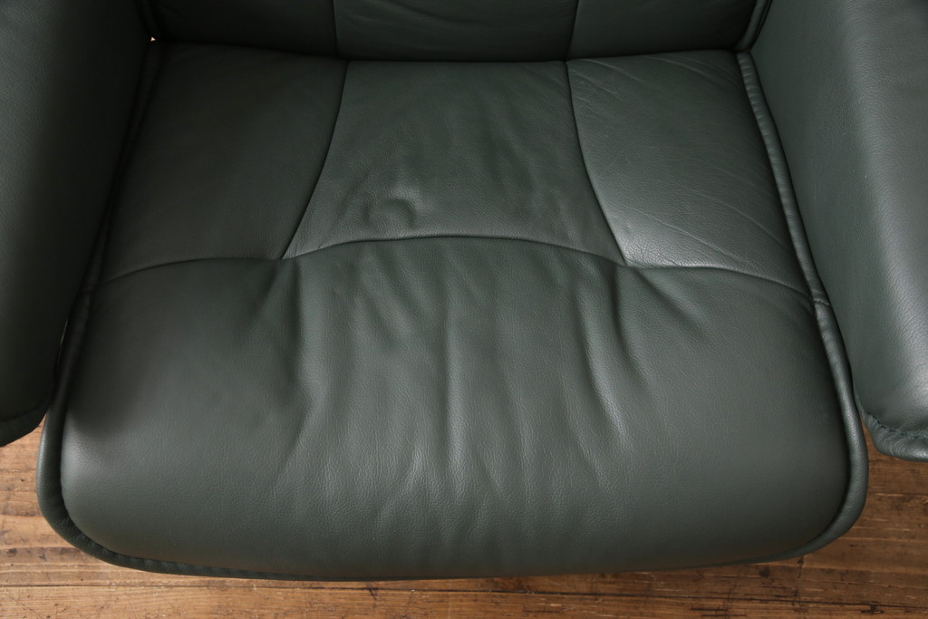 中古　美品　EKORNES(エコーネス)　本革　高級感ある佇まいが魅力的なストレスレスチェア+オットマンのセット(リクライニングチェア、アームチェア、一人掛けソファ)(R-054615)