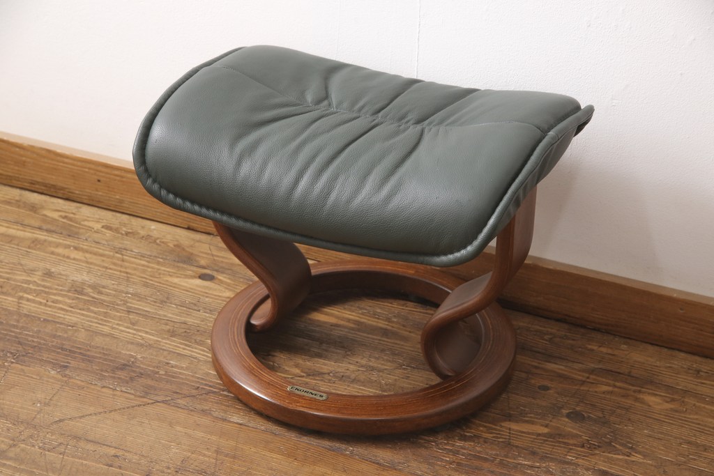 中古　美品　EKORNES(エコーネス)　本革　高級感ある佇まいが魅力的なストレスレスチェア+オットマンのセット(リクライニングチェア、アームチェア、一人掛けソファ)(R-054615)