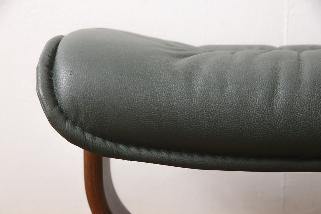 中古　美品　EKORNES(エコーネス)　本革　高級感ある佇まいが魅力的なストレスレスチェア+オットマンのセット(リクライニングチェア、アームチェア、一人掛けソファ)(R-054615)