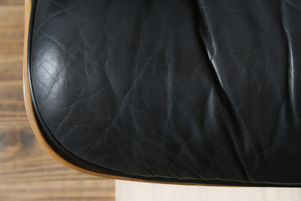 アメリカビンテージ　Hermanmiller(ハーマンミラー社)　希少!!　ローズウッド材　クラシック　身体を包み込むようなフォルムが魅力のイームズラウンジチェア&オットマン(本革、レザーチェア、椅子、イス、1人掛けソファ、1Pソファ、アームチェア、フットスツール、ヴィンテージ)(R-079269)