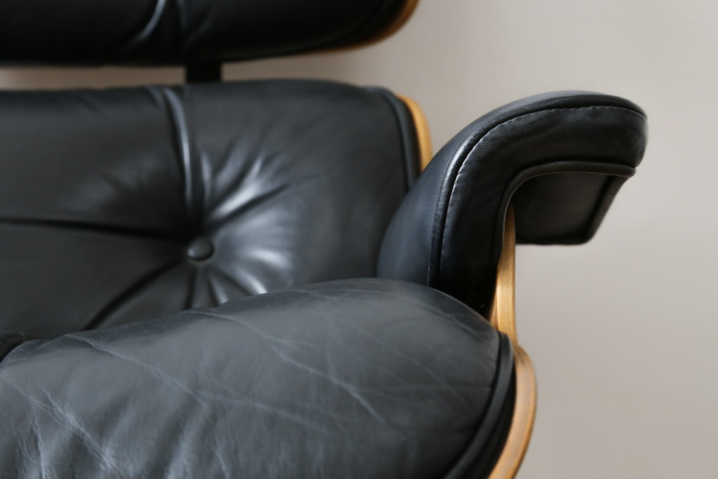 アメリカビンテージ　Hermanmiller(ハーマンミラー社)　希少!!　ローズウッド材　クラシック　身体を包み込むようなフォルムが魅力のイームズラウンジチェア&オットマン(本革、レザーチェア、椅子、イス、1人掛けソファ、1Pソファ、アームチェア、フットスツール、ヴィンテージ)(R-079269)
