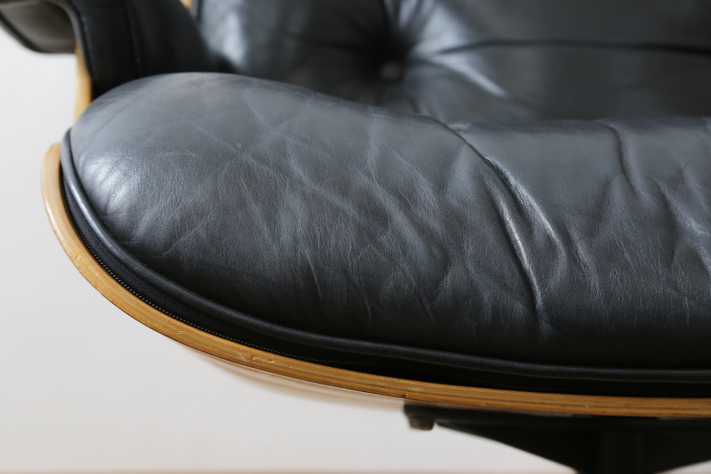 アメリカビンテージ　Hermanmiller(ハーマンミラー社)　希少!!　ローズウッド材　クラシック　身体を包み込むようなフォルムが魅力のイームズラウンジチェア&オットマン(本革、レザーチェア、椅子、イス、1人掛けソファ、1Pソファ、アームチェア、フットスツール、ヴィンテージ)(R-079269)