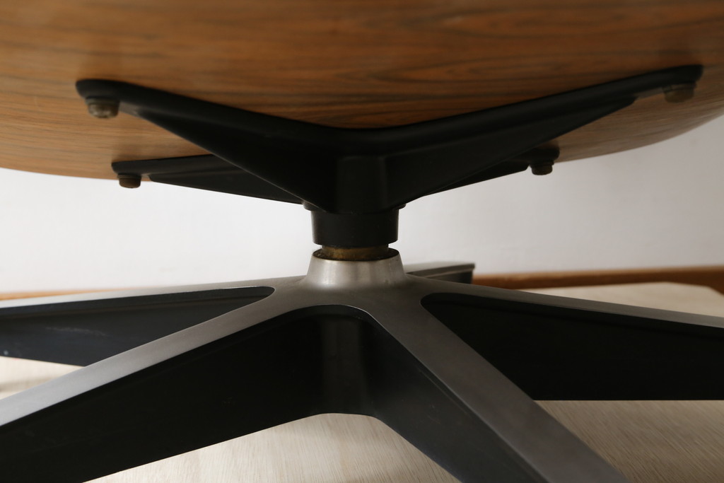 アメリカビンテージ　Hermanmiller(ハーマンミラー社)　希少!!　ローズウッド材　クラシック　身体を包み込むようなフォルムが魅力のイームズラウンジチェア&オットマン(本革、レザーチェア、椅子、イス、1人掛けソファ、1Pソファ、アームチェア、フットスツール、ヴィンテージ)(R-079269)