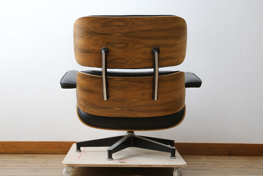 アメリカビンテージ　Hermanmiller(ハーマンミラー社)　希少!!　ローズウッド材　クラシック　身体を包み込むようなフォルムが魅力のイームズラウンジチェア&オットマン(本革、レザーチェア、椅子、イス、1人掛けソファ、1Pソファ、アームチェア、フットスツール、ヴィンテージ)(R-079269)