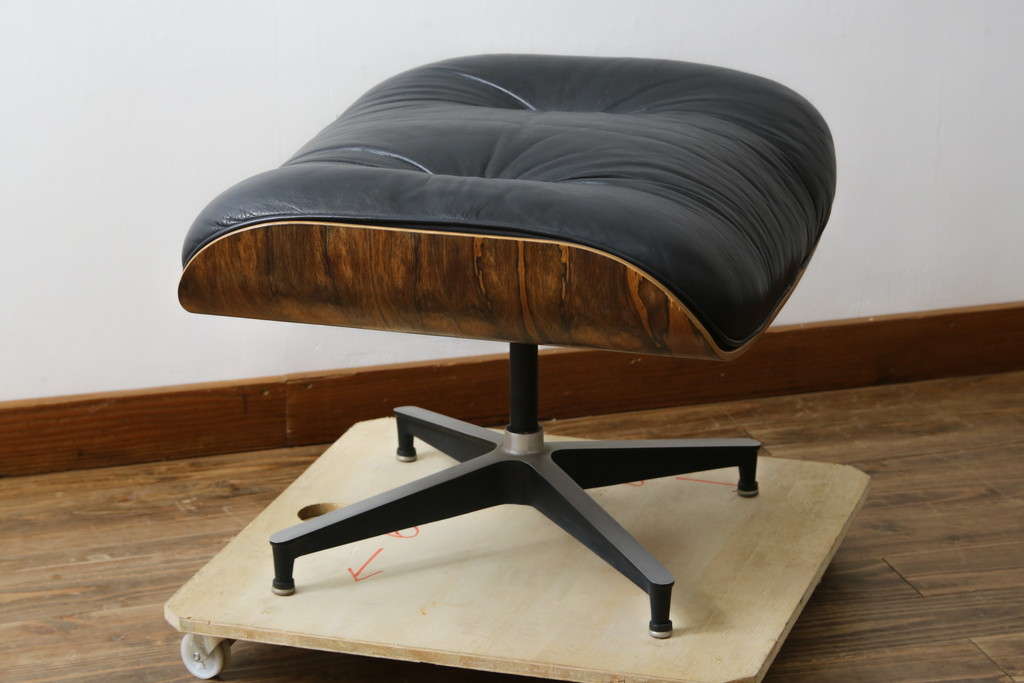 アメリカビンテージ　Hermanmiller(ハーマンミラー社)　希少!!　ローズウッド材　クラシック　身体を包み込むようなフォルムが魅力のイームズラウンジチェア&オットマン(本革、レザーチェア、椅子、イス、1人掛けソファ、1Pソファ、アームチェア、フットスツール、ヴィンテージ)(R-079269)