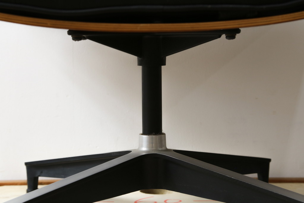 アメリカビンテージ　Hermanmiller(ハーマンミラー社)　希少!!　ローズウッド材　クラシック　身体を包み込むようなフォルムが魅力のイームズラウンジチェア&オットマン(本革、レザーチェア、椅子、イス、1人掛けソファ、1Pソファ、アームチェア、フットスツール、ヴィンテージ)(R-079269)