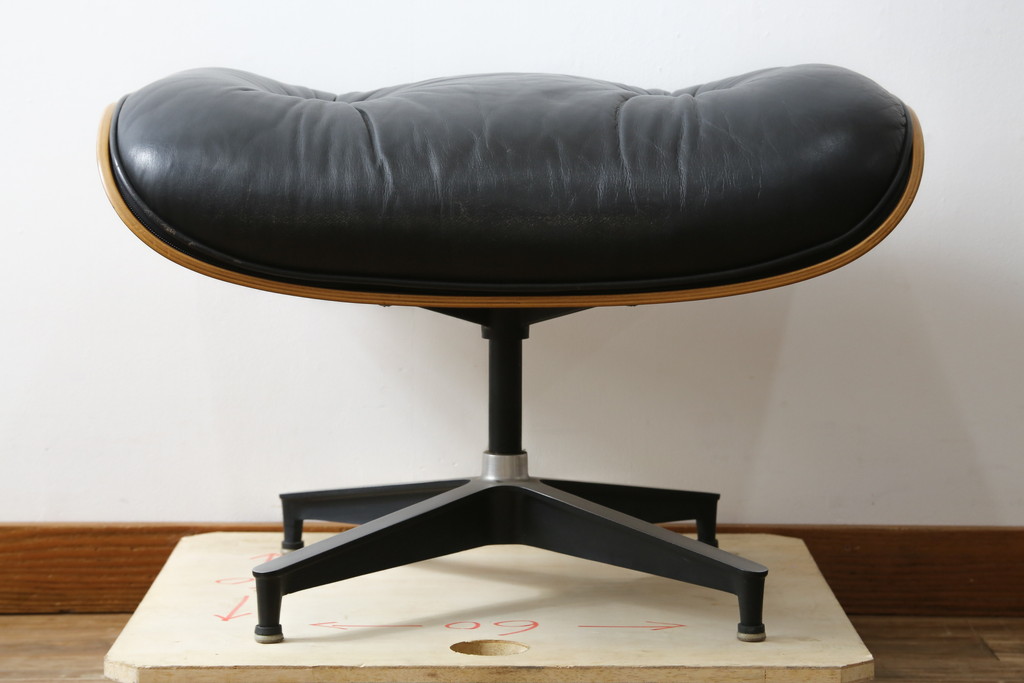 アメリカビンテージ　Hermanmiller(ハーマンミラー社)　希少!!　ローズウッド材　クラシック　身体を包み込むようなフォルムが魅力のイームズラウンジチェア&オットマン(本革、レザーチェア、椅子、イス、1人掛けソファ、1Pソファ、アームチェア、フットスツール、ヴィンテージ)(R-079269)
