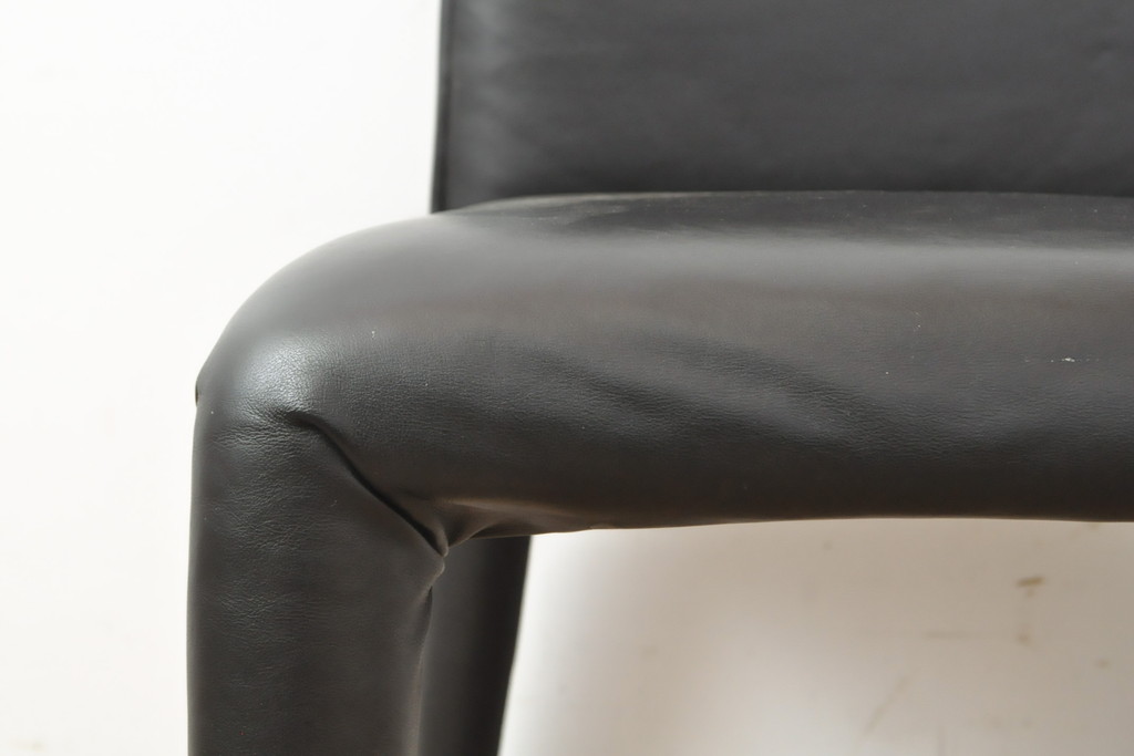 中古　美品　B&B　イタリア　MARIO BELLINI(マリオ・ベリーニ) VOL AU VENT(ヴォロ ヴァン)　モダンでスタイリッシュな空間づくりにおすすめのレザーチェア(椅子、ダイニングチェア)(定価約23万円)(R-055361)