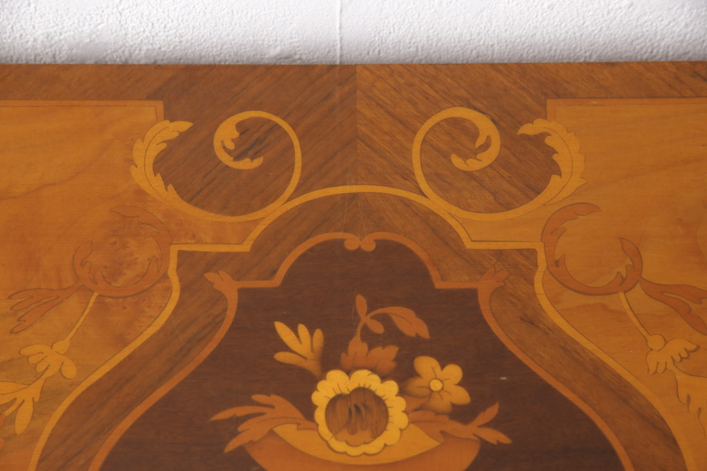 中古　美品　イタリア輸入家具　細やかな象嵌細工と脚の真鍮金具が美しいチェスト(引き出し、縦型チェスト)(R-054461)