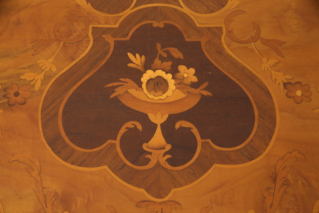 中古　美品　イタリア輸入家具　細やかな象嵌細工と脚の真鍮金具が美しいチェスト(引き出し、縦型チェスト)(R-054461)
