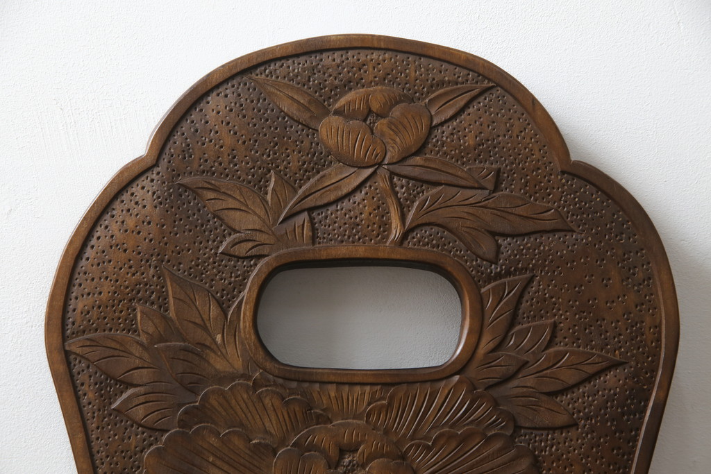 中古　美品　軽井沢彫り　牡丹　葡萄(ブドウ)　贅沢な総彫り仕上げのダイニングチェア4脚セット(板座チェア、アームレスチェア、椅子、イス)(R-078964)