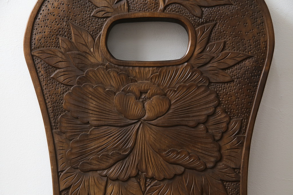 中古　美品　軽井沢彫り　牡丹　葡萄(ブドウ)　贅沢な総彫り仕上げのダイニングチェア4脚セット(板座チェア、アームレスチェア、椅子、イス)(R-078964)