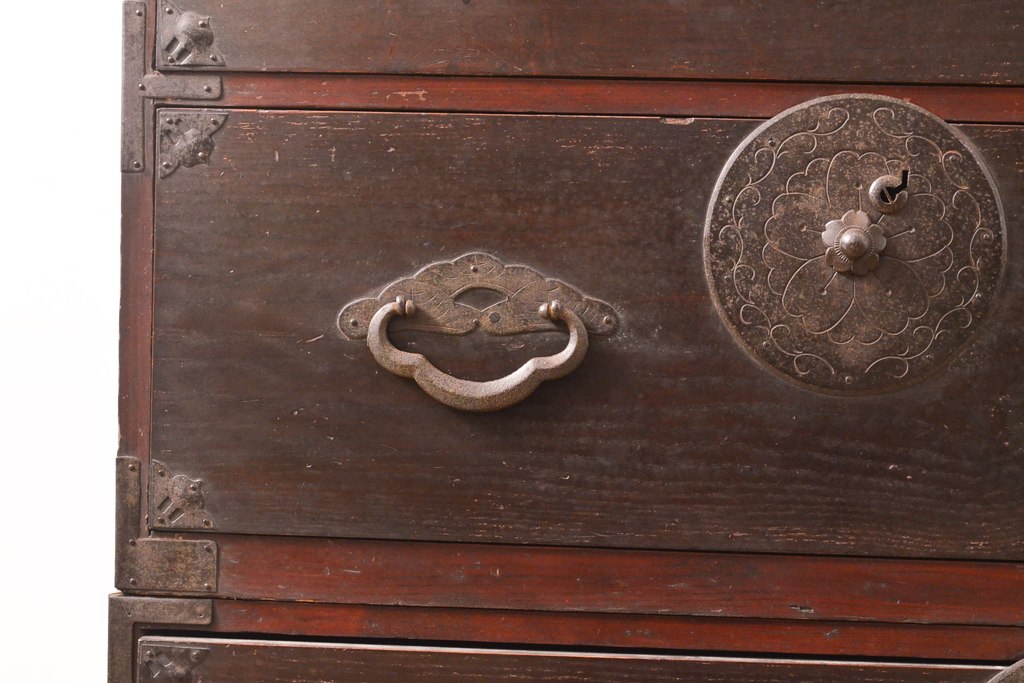 和製アンティーク　前面栗材　時を経て渋さを増した金具が魅力的な米沢箪笥(衣装箪笥、収納箪笥、和タンス、引き出し、チェスト)(R-055276)