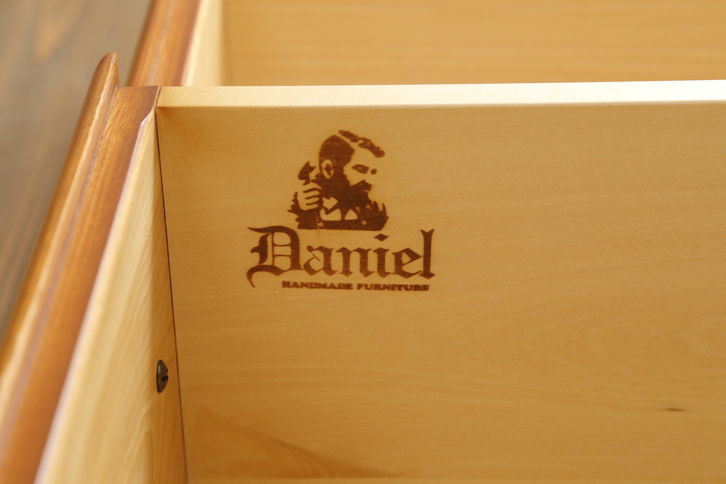 中古　美品!!　横浜クラシック家具　ダニエル(daniel)　アーリーアメリカンシリーズ　A-109　　カントリースタイルにおすすめなチェスト(小抽斗タンス、引き出し、洋服タンス、ハイチェスト)(定価約35万円)(R-073794)