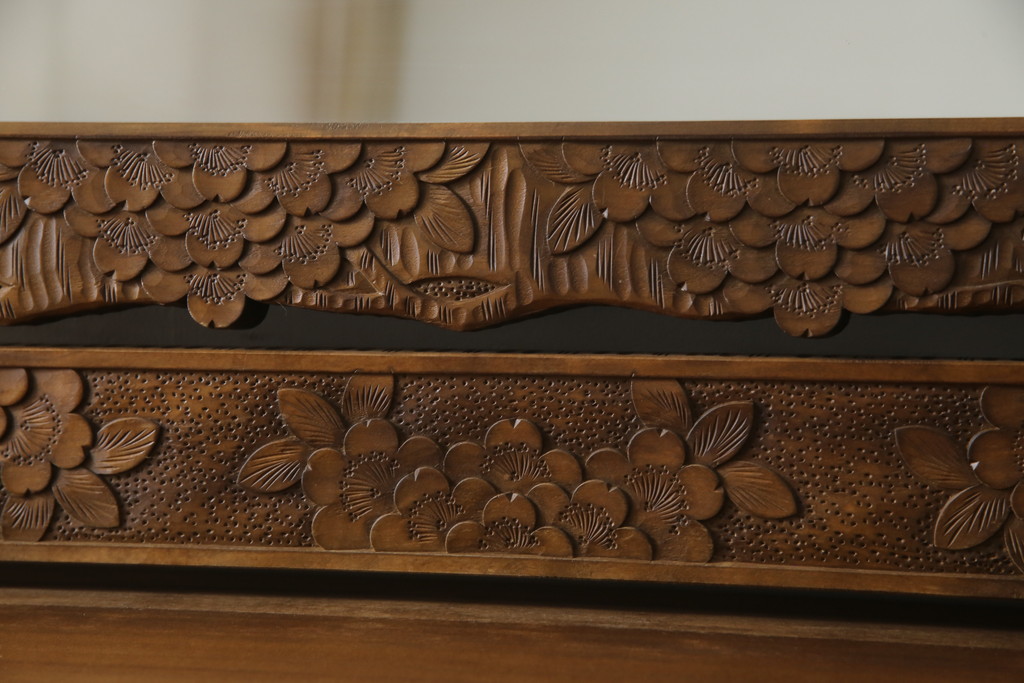 中古　美品　軽井沢彫り　満開の桜の彫刻をあしらった優美なドレッシングチェスト(ドレッサー、鏡台、引き出し、化粧台、サイドチェスト)(R-079024)