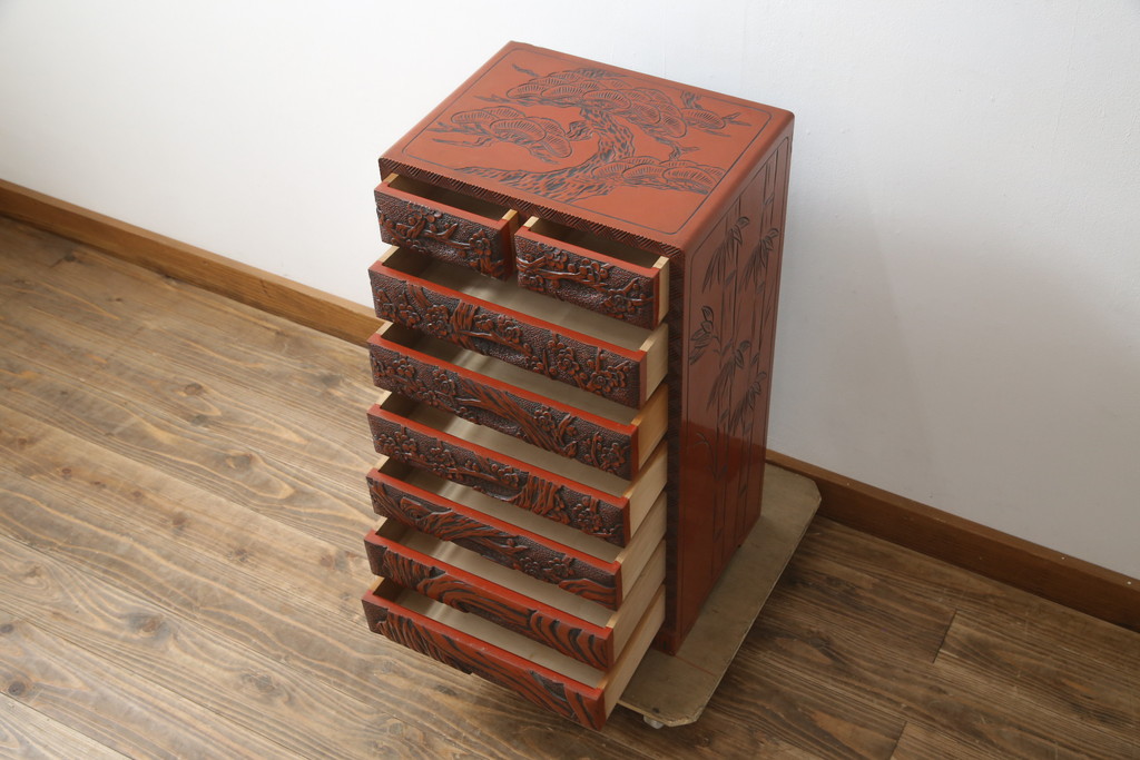 中古　美品　民芸家具　日光彫り　松竹梅の彫刻をあしらった朱塗りの小引き出し(小物収納、ドロワー、サイドチェスト)(R-079025)