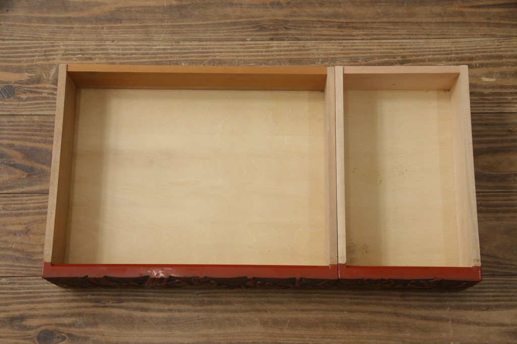 中古　美品　民芸家具　日光彫り　松竹梅の彫刻をあしらった朱塗りの小引き出し(小物収納、ドロワー、サイドチェスト)(R-079025)