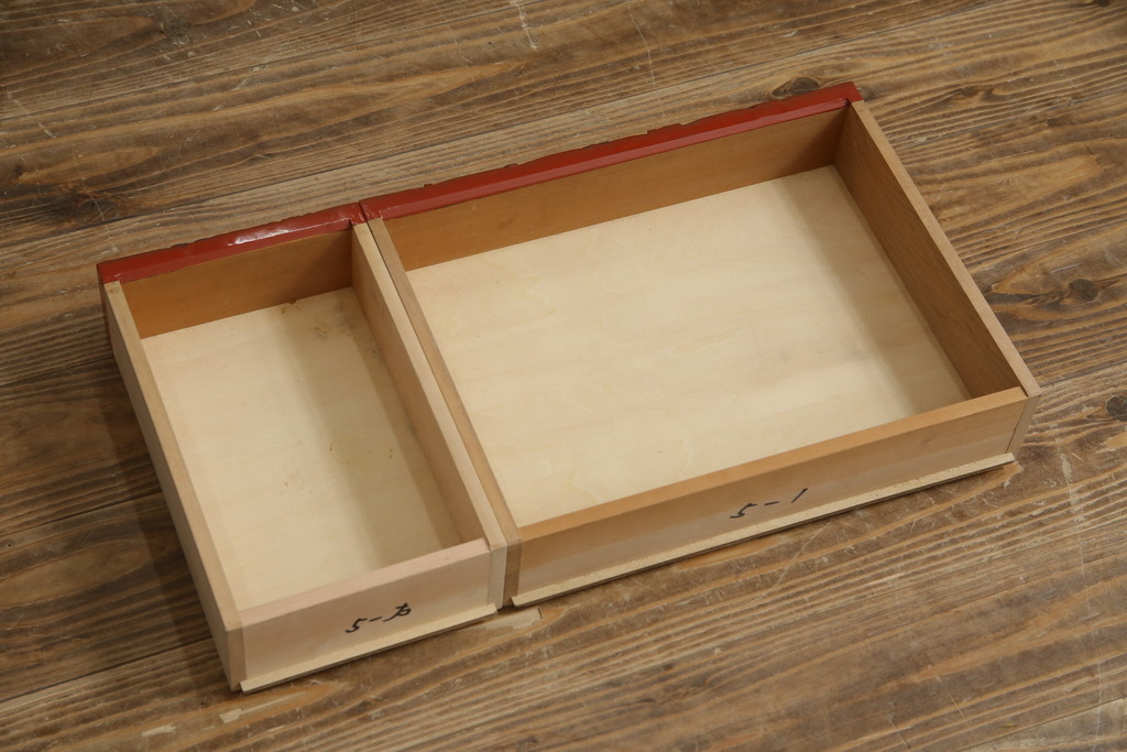 中古　美品　民芸家具　日光彫り　松竹梅の彫刻をあしらった朱塗りの小引き出し(小物収納、ドロワー、サイドチェスト)(R-079025)