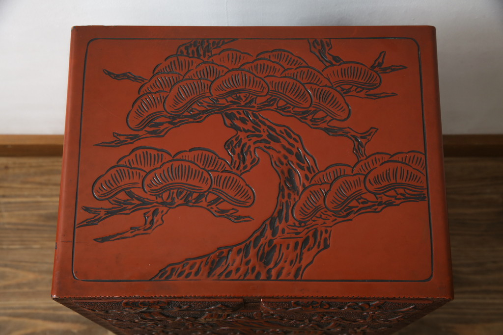 中古　美品　民芸家具　日光彫り　松竹梅の彫刻をあしらった朱塗りの小引き出し(小物収納、ドロワー、サイドチェスト)(R-079025)
