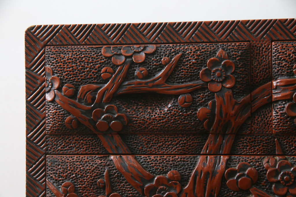 中古　美品　民芸家具　日光彫り　松竹梅の彫刻をあしらった朱塗りの小引き出し(小物収納、ドロワー、サイドチェスト)(R-079025)