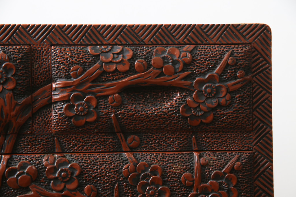 中古　美品　民芸家具　日光彫り　松竹梅の彫刻をあしらった朱塗りの小引き出し(小物収納、ドロワー、サイドチェスト)(R-079025)