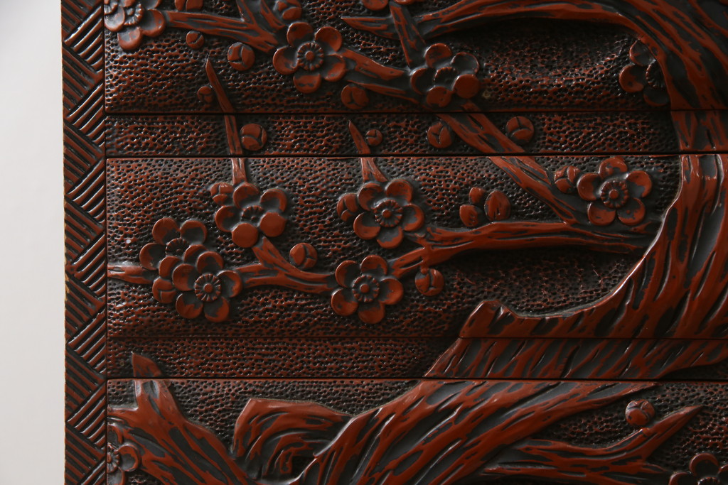 中古　美品　民芸家具　日光彫り　松竹梅の彫刻をあしらった朱塗りの小引き出し(小物収納、ドロワー、サイドチェスト)(R-079025)