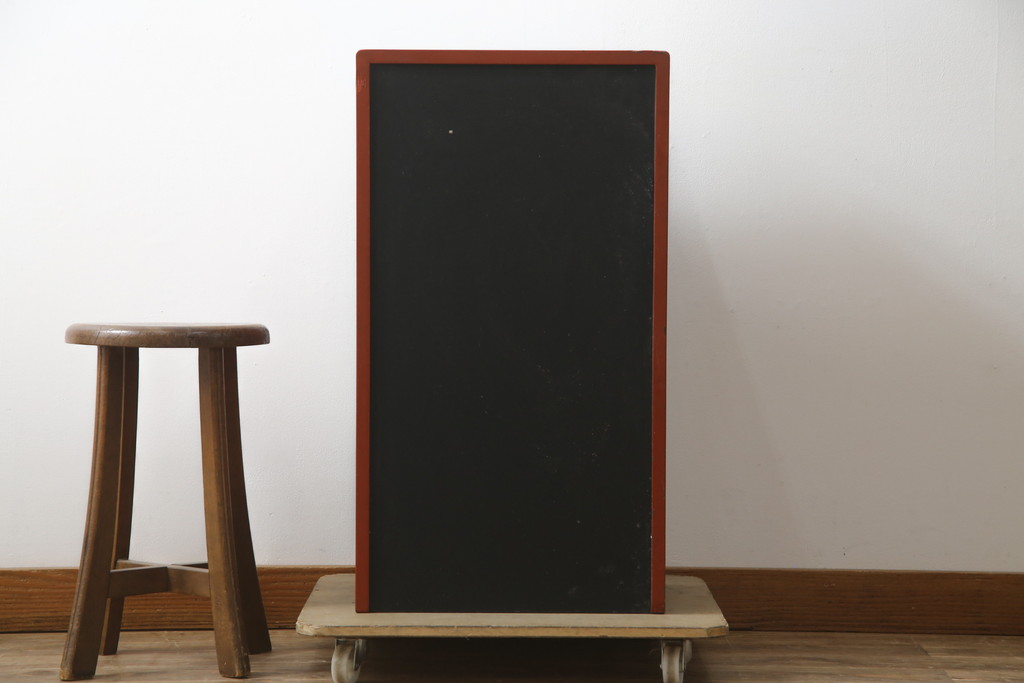 中古　美品　民芸家具　日光彫り　松竹梅の彫刻をあしらった朱塗りの小引き出し(小物収納、ドロワー、サイドチェスト)(R-079025)