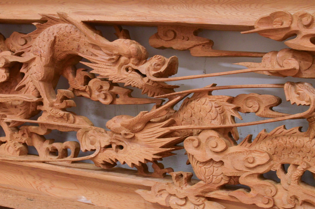 アンティーク建具　井波彫刻　躍動感ある竜(龍)が見事な両面彫刻欄間2枚セット(明かり取り、明り取り)(R-072147)