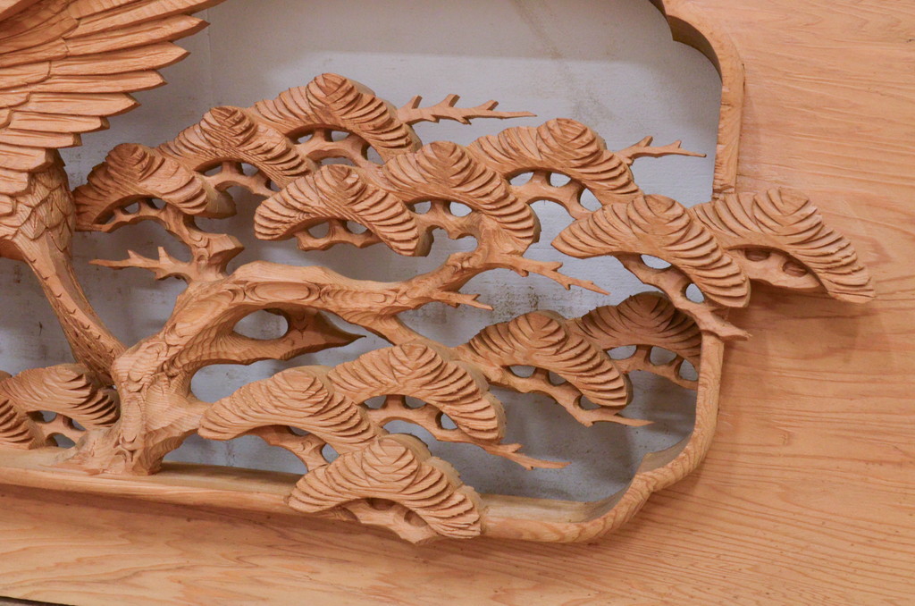 アンティーク建具　井波彫刻　生命力に溢れた鷲と松が目を惹く両面彫刻欄間2枚セット(明かり取り、明り取り)(R-072148)