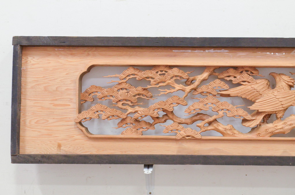アンティーク建具　井波彫刻　生命力に溢れた鷲と松が目を惹く両面彫刻欄間2枚セット(明かり取り、明り取り)(R-072148)
