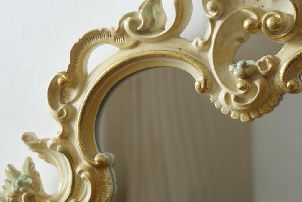 中古　美品　イタリア　SILIK(シリック)　ロココ調の美しい彫刻がほどこされた、エレガントで可愛らしいウォールミラー(壁掛け鏡、姿見)(R-055960)