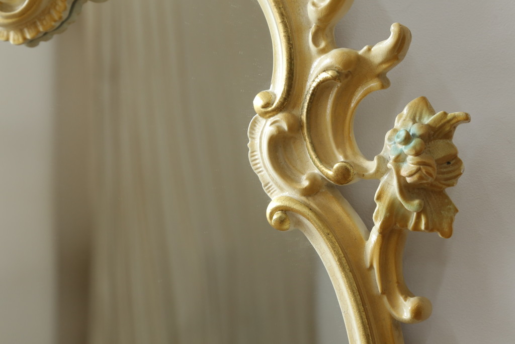 中古　美品　イタリア　SILIK(シリック)　ロココ調の美しい彫刻がほどこされた、エレガントで可愛らしいウォールミラー(壁掛け鏡、姿見)(R-055960)