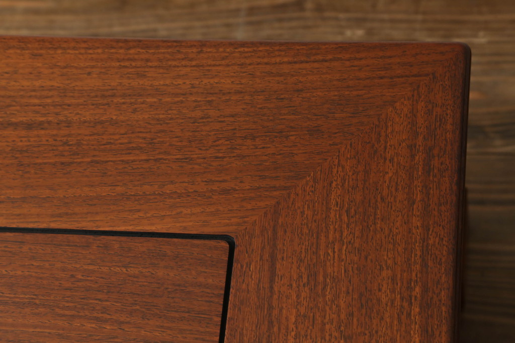 中古　超美品　カリモク(karimoku)　杉本作　唐木材　花梨(カリン)材　本漆塗り　カーブを描く脚とさり気ない彫刻デザインが粋な座卓(ローテーブル、センターテーブル)(R-065901)