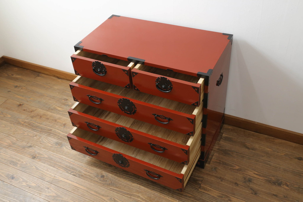 中古　美品　落ち着いた色合いの朱塗りが魅力的な米沢箪笥(衣装箪笥、和タンス、収納たんす、民芸箪笥、チェスト、引き出し)(R-069733)