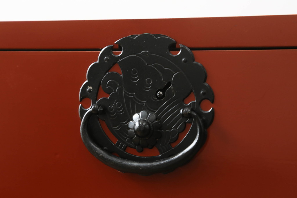 中古　美品　落ち着いた色合いの朱塗りが魅力的な米沢箪笥(衣装箪笥、和タンス、収納たんす、民芸箪笥、チェスト、引き出し)(R-069733)