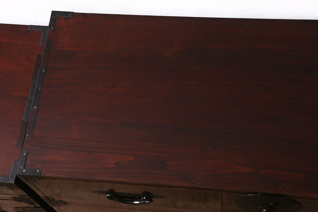 アンティーク家具　極上美品　前面栗材　漆塗り　桜の丸金具が魅力的な米沢箪笥(衣装箪笥、古箪笥)(R-042808)