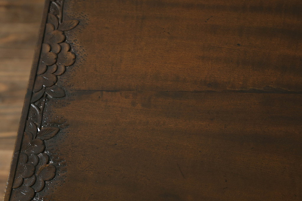 中古　伝統工芸　軽井沢彫り　咲き誇る桜の彫刻が美しいダイニングテーブル(作業台、食卓、2人掛け、二人掛け)(R-070439)