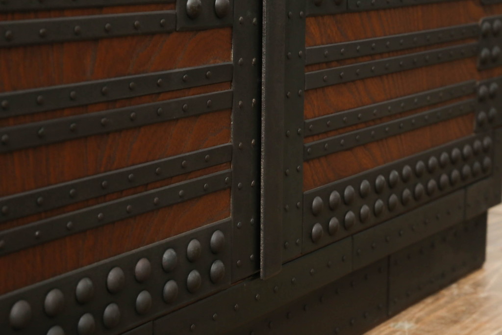 中古　びっしりと施された金具が存在感を放つ民芸城山船箪笥風サイドボード(収納棚、戸棚、テレビ台、サイドキャビネット、時代箪笥)(R-065240)